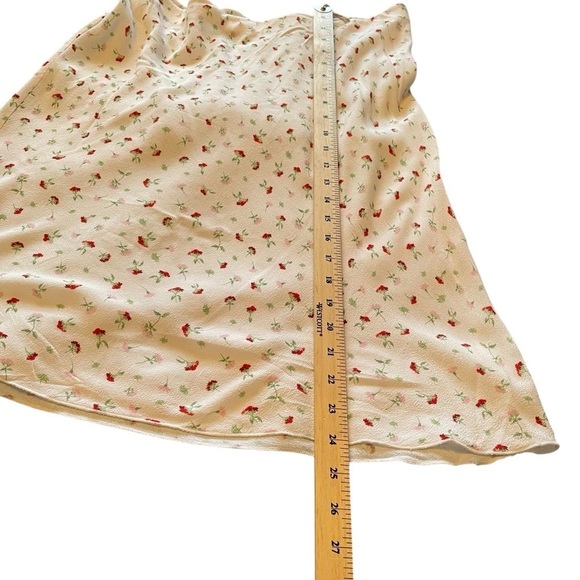H&M Knee-length skirt -
Cream/Floral -Size Large-Elastic Waist-Skirt Only - Picture 5 of 10